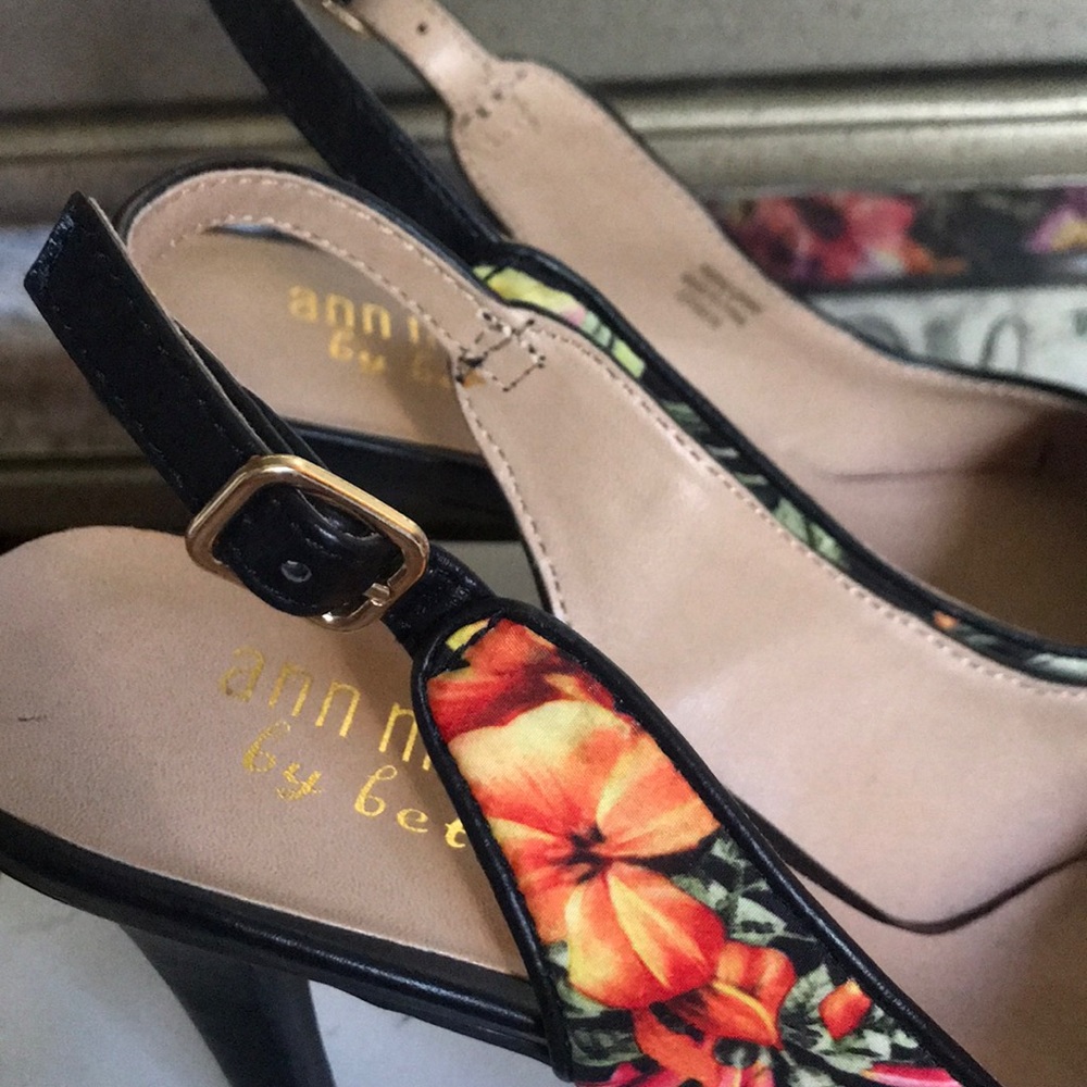 Great condition Multi-Colored Flower Heels. - Picture 6 of 7